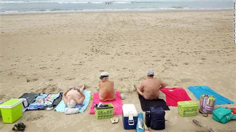 hombres desnudos en la playa|Playa Nudista Porn Videos: Gay XXX 2024